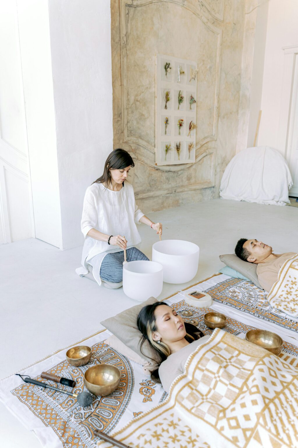 Hero image of a calm rehab center with therapy rooms and staff.